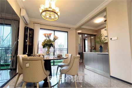 羊山新六大街贰号公馆电梯复式房送100平房宽景大阳台